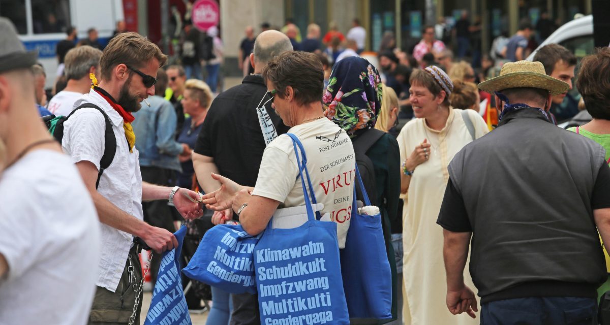 Geschäfte mit der Angst: Wie Rechte an und in Krisen Geld verdienen