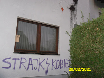 Strajk Kobiet! Haus christlicher Fundamentalist*innen mit Farbe markiert!