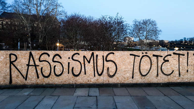 Rassistischer Angriff in Frankfurt: Betroffene berichtet – „es ist eine ständige Angst“