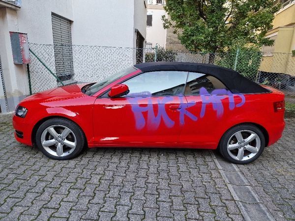 Fuck AfD - beschädigtes Auto von Andreas Lobenstein