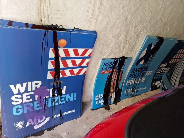 Wahlkampfmaterial der AfD zerstörrt -Wir setzten Grenzen