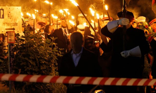 Rechte boxen – Kampfsportclub eröffnet in Rechtsaußen-Kaderschmiede