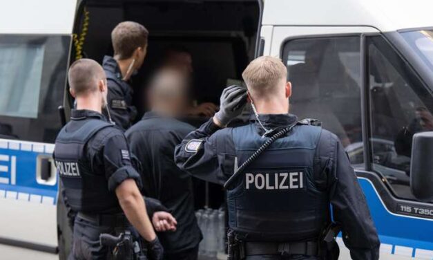 Junger Mann aus Hanauer Opferfamilie zeigt Polizisten nach Vorfall im Bahnhofsviertel an