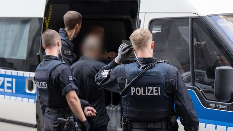Junger Mann aus Hanauer Opferfamilie zeigt Polizisten nach Vorfall im Bahnhofsviertel an