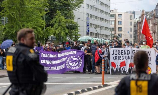 Protestmarsch von „Gemeinsam für Deutschland“ im Ostend erneut blockiert. Drei verletzte Polizisten am Samstagnachmittag.