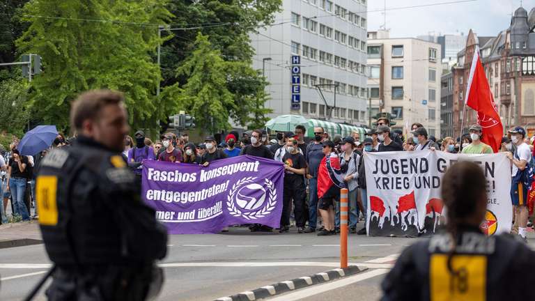 Protestmarsch von „Gemeinsam für Deutschland“ im Ostend erneut blockiert. Drei verletzte Polizisten am Samstagnachmittag.