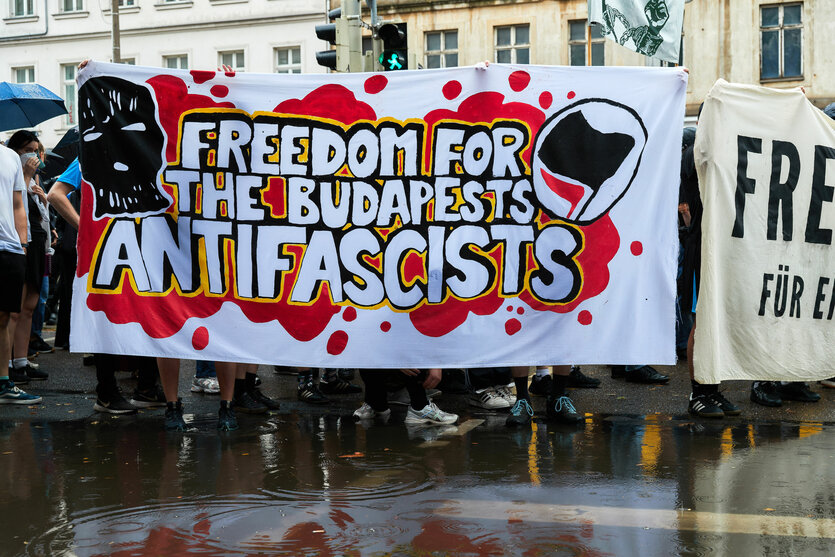 Wegen Angriffen in Budapest – Bundesanwaltschaft klagt sechs weitere An­ti­fa­s an