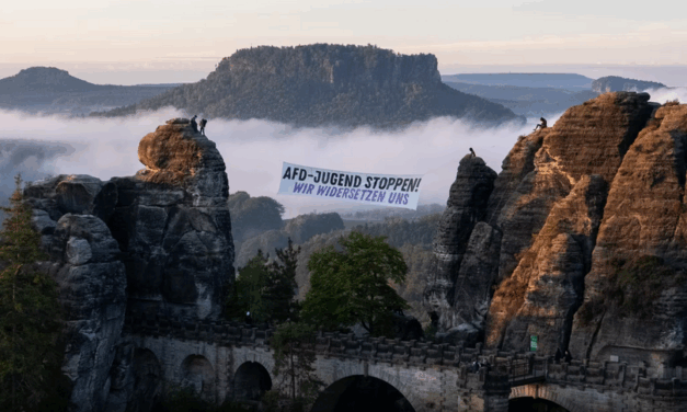 Protestbanner gegen AfD-Jugend an der Bastei angebracht