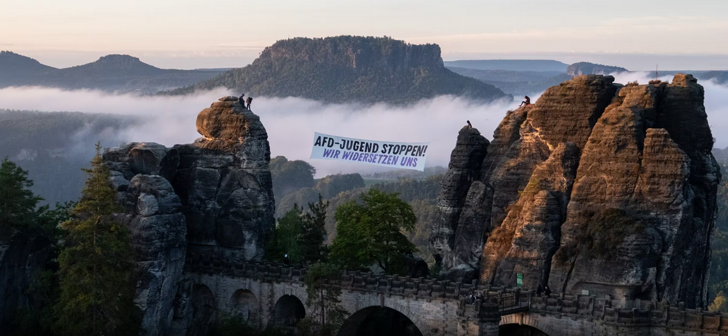Protestbanner gegen AfD-Jugend an der Bastei angebracht