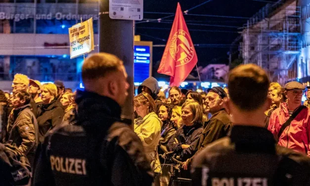 Rechter Fackelmarsch in Darmstadt von Gegendemonstranten verhindert
