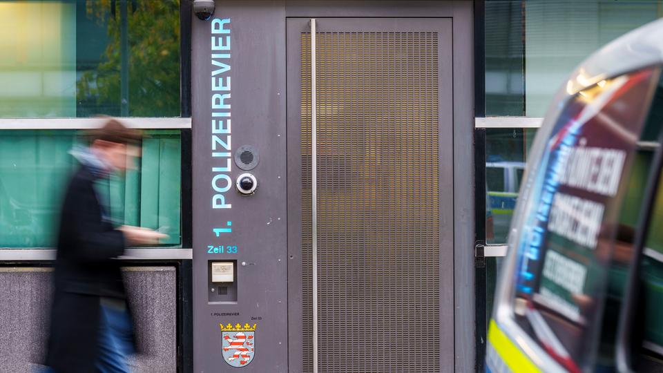 „Schläge, Tritte, Stöße“ Polizeigewalt? Ermittlungen gegen 17 Beamte in Frankfurt